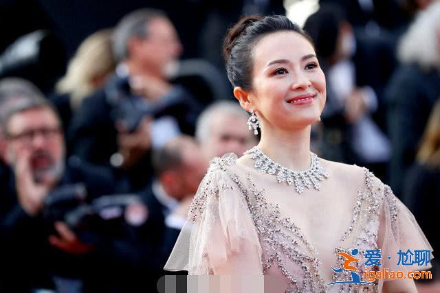 章子怡戛納閉幕式紅毯送飛吻，穿粉裙又仙又美，回眸一笑令人心