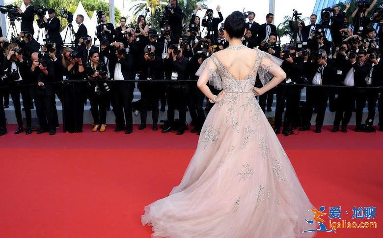 章子怡戛納閉幕式紅毯送飛吻，穿粉裙又仙又美，回眸一笑令人心