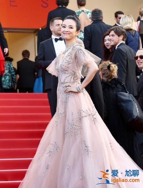 章子怡戛納閉幕式紅毯送飛吻，穿粉裙又仙又美，回眸一笑令人心