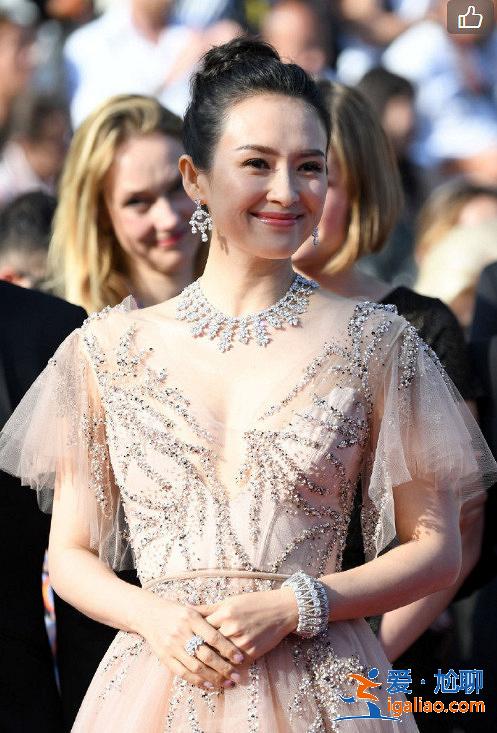 章子怡戛納閉幕式紅毯送飛吻，穿粉裙又仙又美，回眸一笑令人心