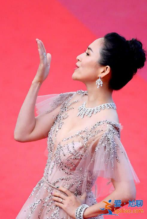 章子怡戛納閉幕式紅毯送飛吻，穿粉裙又仙又美，回眸一笑令人心