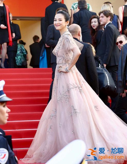 章子怡戛納閉幕式紅毯送飛吻，穿粉裙又仙又美，回眸一笑令人心