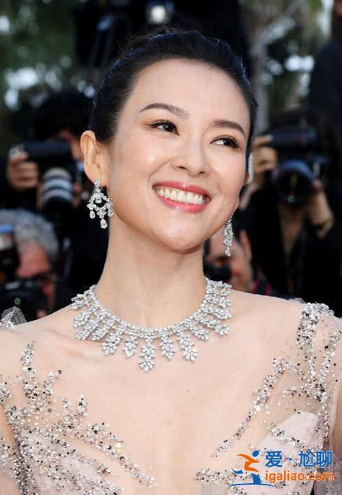 章子怡戛納閉幕式紅毯送飛吻，穿粉裙又仙又美，回眸一笑令人心