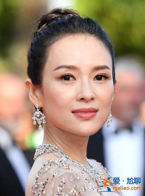 章子怡戛納閉幕式紅毯送飛吻，穿粉裙又仙又美，回眸一笑令人心