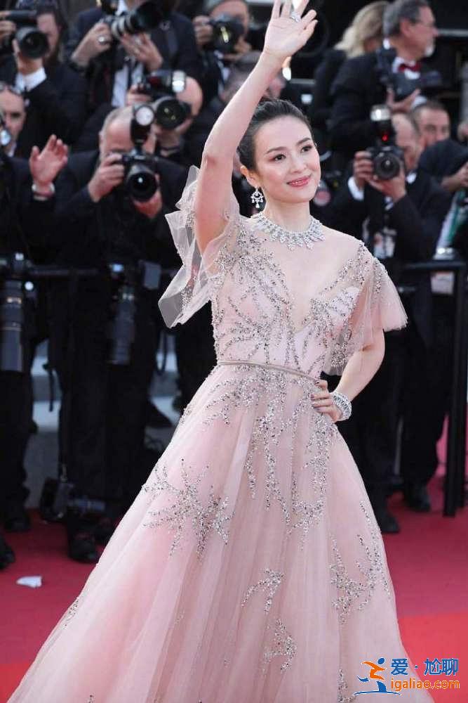 章子怡戛納閉幕式紅毯送飛吻，穿粉裙又仙又美，回眸一笑令人心