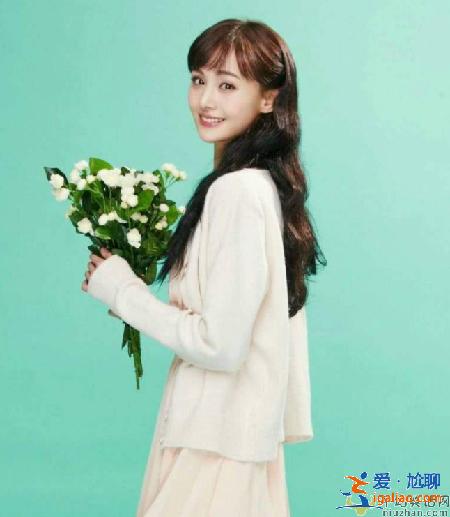 鄭爽網店一夜狂賺22萬，親自試穿出鏡，T恤價格引發爭議