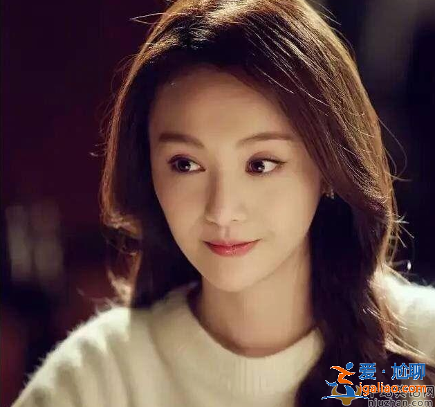 鄭爽網店一夜狂賺22萬，親自試穿出鏡，T恤價格引發爭議