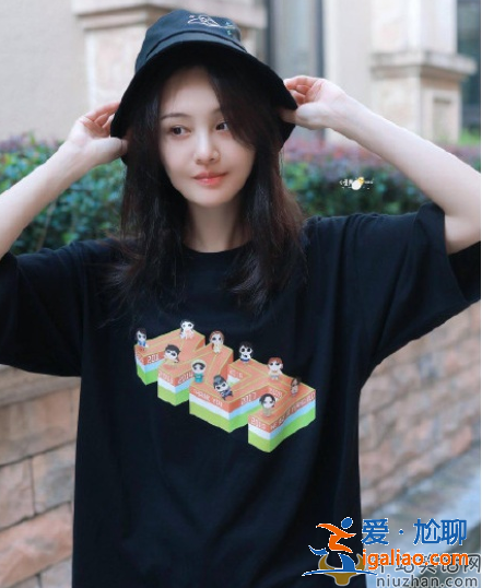 鄭爽網店一夜狂賺22萬，親自試穿出鏡，T恤價格引發爭議