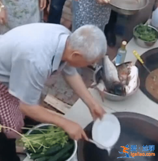 趙本山排場有多大?看他燉魚照片曝光,打下手的圍一大圈 趙本山排場有多大?看他燉魚照片曝光,打下手的圍一大圈