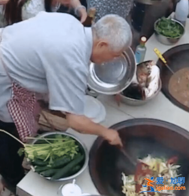 趙本山排場有多大?看他燉魚照片曝光,打下手的圍一大圈 趙本山排場有多大?看他燉魚照片曝光,打下手的圍一大圈