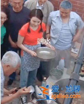 趙本山排場有多大?看他燉魚照片曝光,打下手的圍一大圈 趙本山排場有多大?看他燉魚照片曝光,打下手的圍一大圈