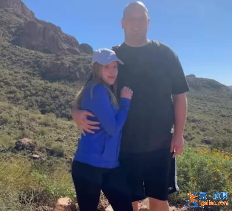 美國一對夫妻相差3歲卻總被當作父女 女方娃娃臉超級減齡？