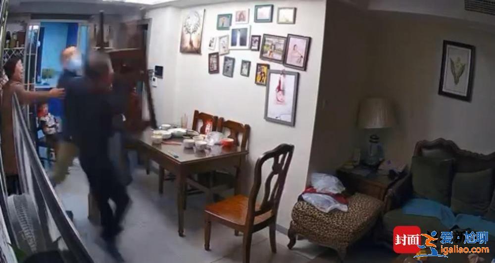 魯某突然扇倒小孩 老人舉椅砸人沖突升級？
