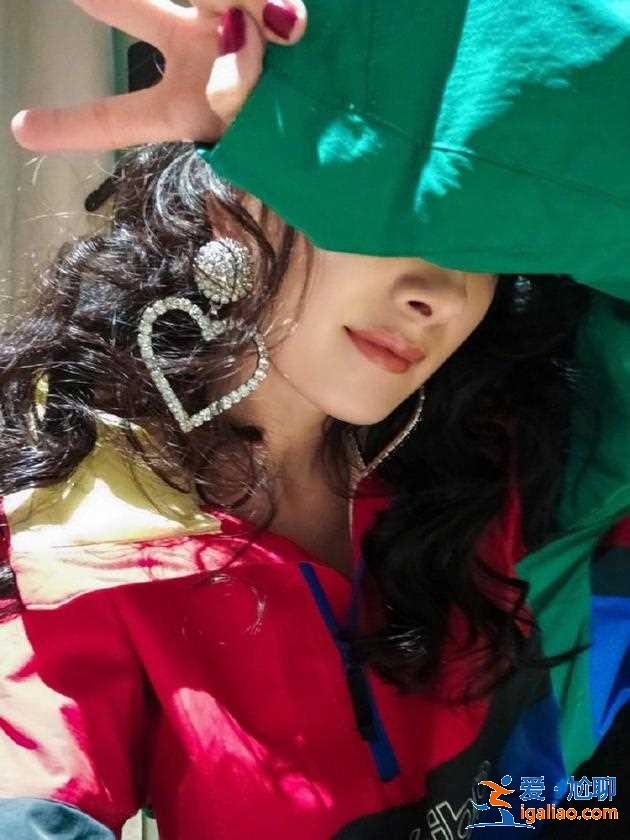 楊冪綠洲分享擋臉自拍 超大心形耳環(huán)格外亮眼 楊冪綠洲分享擋臉自拍 超大心形耳環(huán)格外亮眼