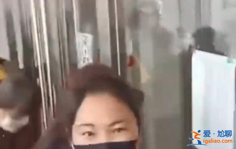 銀行以防疫為名讓客戶淋雨排隊 大廳有空座但不讓客戶進入？