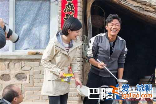 王寶強下鄉扶貧抓豬燒飯 潘石屹親自為其打下手？