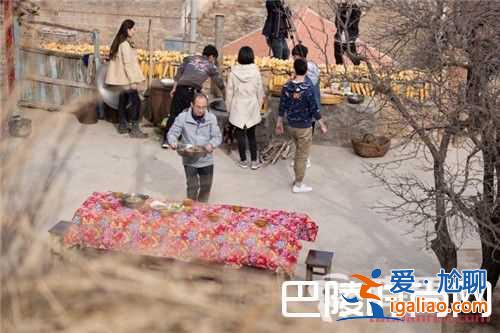 王寶強下鄉扶貧抓豬燒飯 潘石屹親自為其打下手？