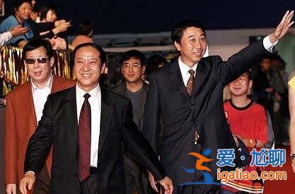國家一級演員,14次登春晚卻拋下馮鞏息影從政,今從"師叔"變"跟班"