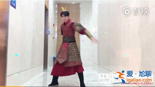 王源變身美猴王 不料撞見六小齡童本尊太尷尬了？
