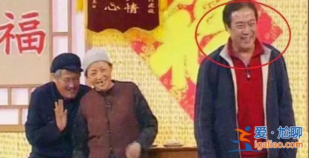 國家一級演員,14次登春晚卻拋下馮鞏息影從政,今從"師叔"變"跟班"