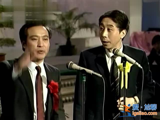 國家一級演員,14次登春晚卻拋下馮鞏息影從政,今從"師叔"變"跟班"