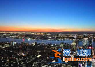 最擁擠城市的真實寫照：擠到換乘火車都要在車廂上跳著換！？