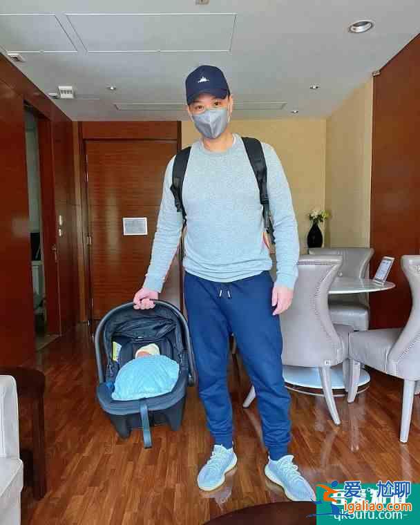 胡杏兒三胎生子 分享一家五口手掌合照？