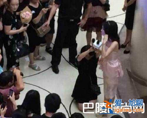 秦嵐個(gè)人資料介紹 為何她敢讓助理跪在地上拿話筒？