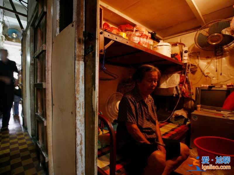 最擁擠城市的真實寫照：擠到換乘火車都要在車廂上跳著換??？