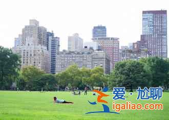 最擁擠城市的真實寫照：擠到換乘火車都要在車廂上跳著換！？