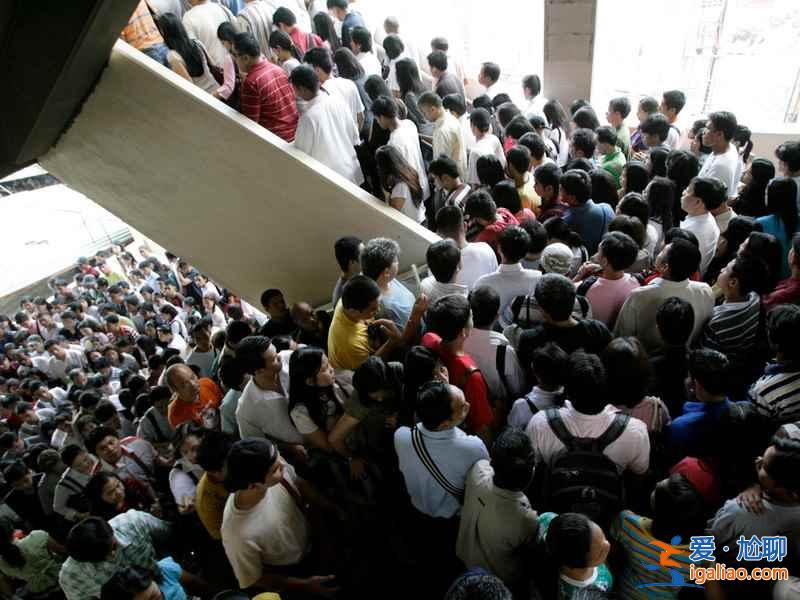 最擁擠城市的真實寫照：擠到換乘火車都要在車廂上跳著換??？