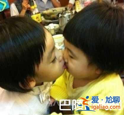 曹格微博爆照：女兒親吻kimi 兩小無猜？