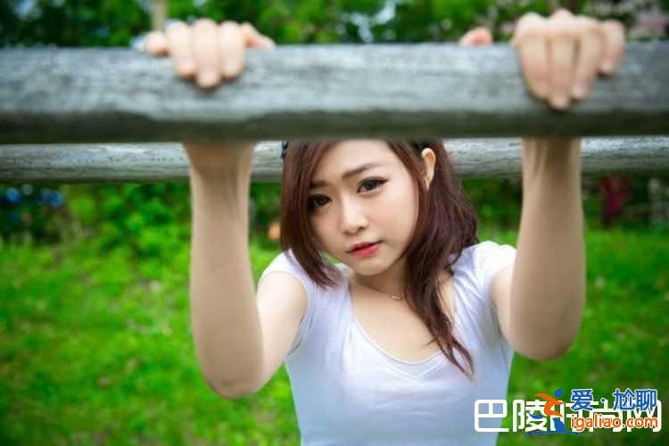 爸爸在我房間裝監控 爸爸在我梳妝臺安監控？