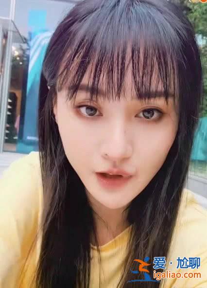 鄭爽坐路邊自拍是怎么回事 鄭爽被網友喊話偶像包袱掉了