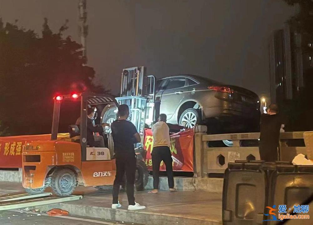 男子叫叉車將占位車輛扔進河里 為什么不少網友叫好？？