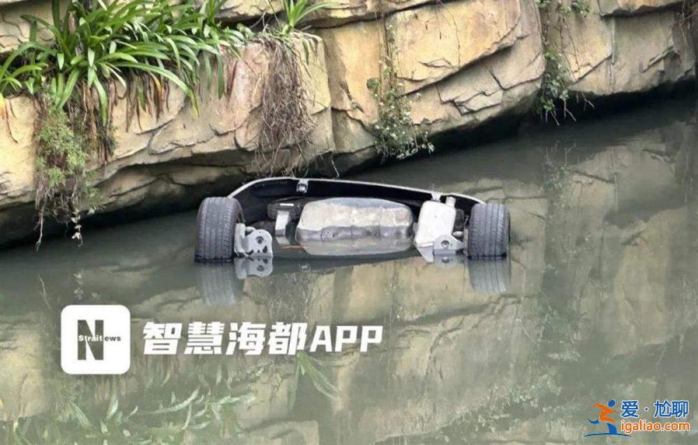 男子叫叉車將占位車輛扔進河里 為什么不少網友叫好？？