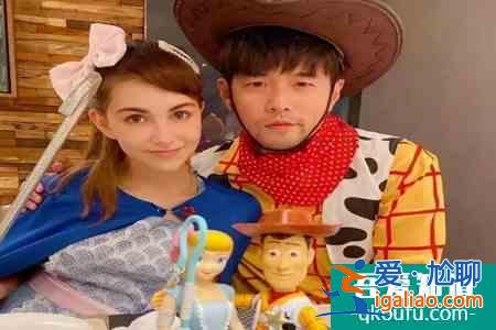 周杰倫全家cos亞當斯一家 周杰倫全家扮萬圣節魔女家族？