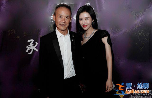 王石田樸珺帶娃在商場逛街購物 女兒軟萌可愛