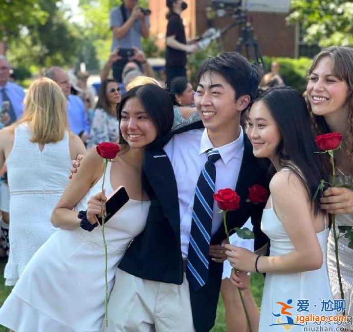 李連杰二女兒曬畢業(yè)照 姐姐到場祝賀