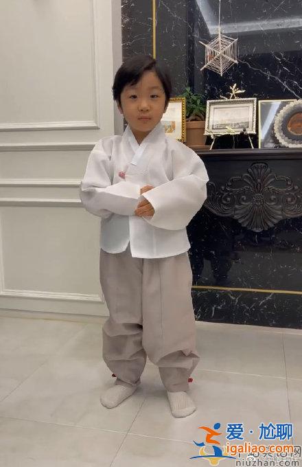 蔡琳曬兒子穿韓服過中秋 五官和爸爸高梓淇一模一樣 蔡琳曬兒子穿韓服過中秋 五官和爸爸高梓淇一模一樣
