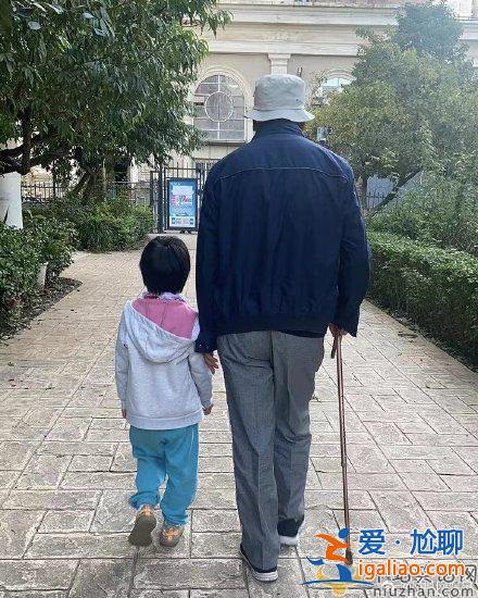 湯唯罕曬5歲女兒近照 牽著外公逛公園乖巧可愛