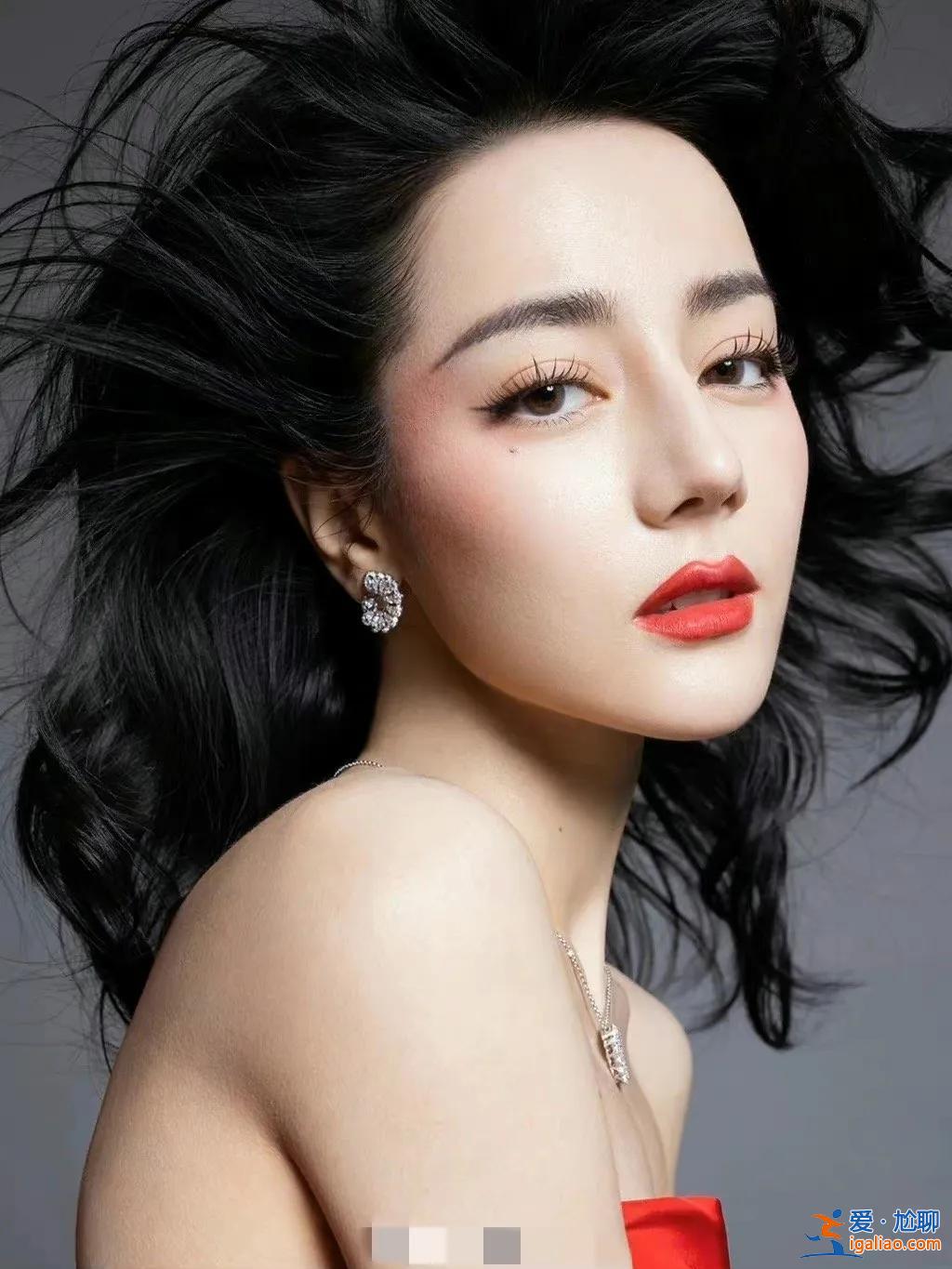 迪麗熱巴紅黑拼接抹胸長裙亮相 性感迷人膚白唇紅氣場強(qiáng)大