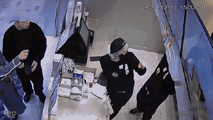 周迅帶緋聞男友卓越回家鄉 與親友一同逛街買奶茶