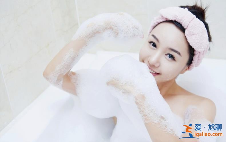 每天洗一次澡的人和每周洗一次澡的人哪種人更健康？早知早受益[美女洗澡]？