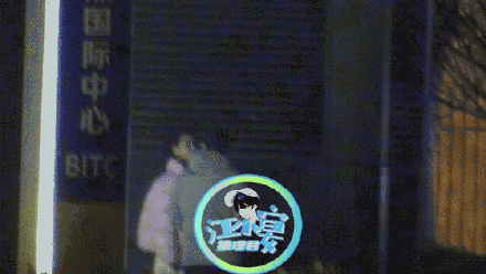 郭麒麟與女子街頭親吻  郭麒麟疑似戀情曝光！