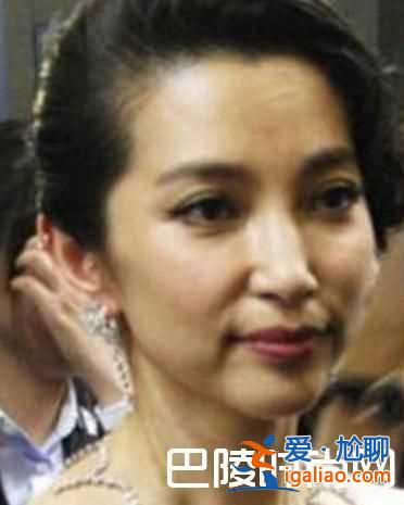 44歲李冰冰被翻譯搶鏡 氣質白裙不敵真空火辣女翻譯？