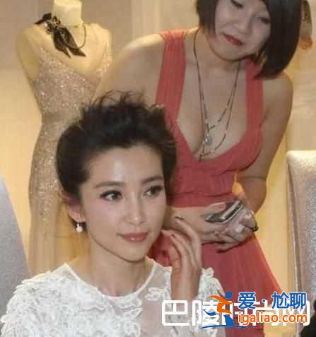 44歲李冰冰被翻譯搶鏡 氣質白裙不敵真空火辣女翻譯？