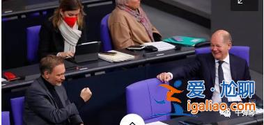 這個冬天很難熬 歐洲政界都在室內穿著大衣羽絨服上班了？