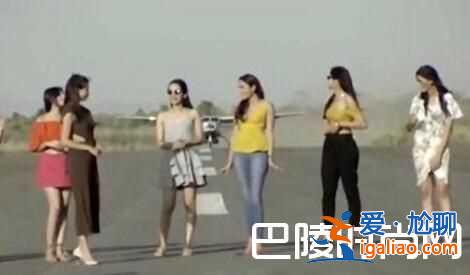 女模在跑道拍片頭頂驚現飛機 這妖嬈的姿勢服了？