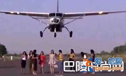 女模在跑道拍片頭頂驚現飛機 這妖嬈的姿勢服了？